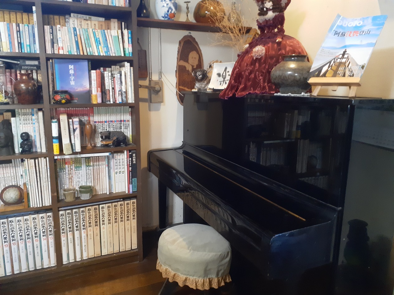 談話室のあるピアノ・ご自由にお弾きください。