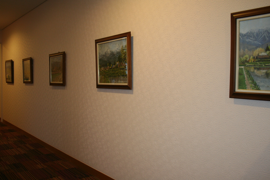 廊下の絵画