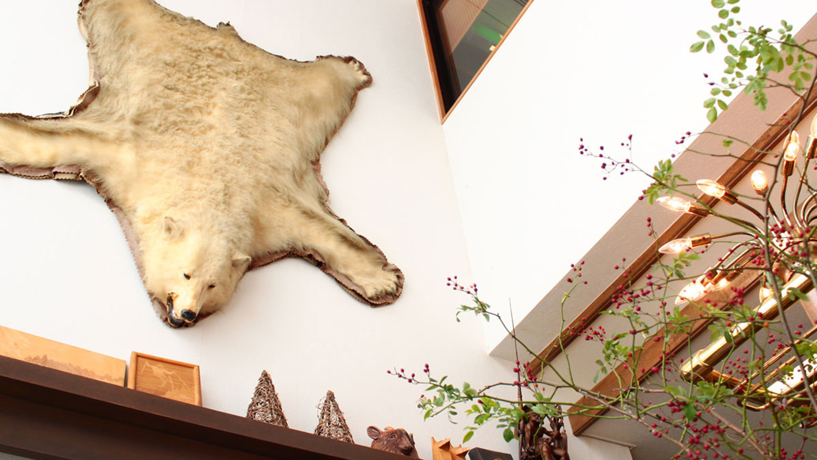 壁にかかる白熊はヴァルトベルクのシンボル。２階に上がって右側にあります
