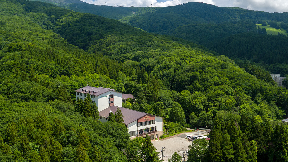 蔵王の自然に囲まれた森のホテル