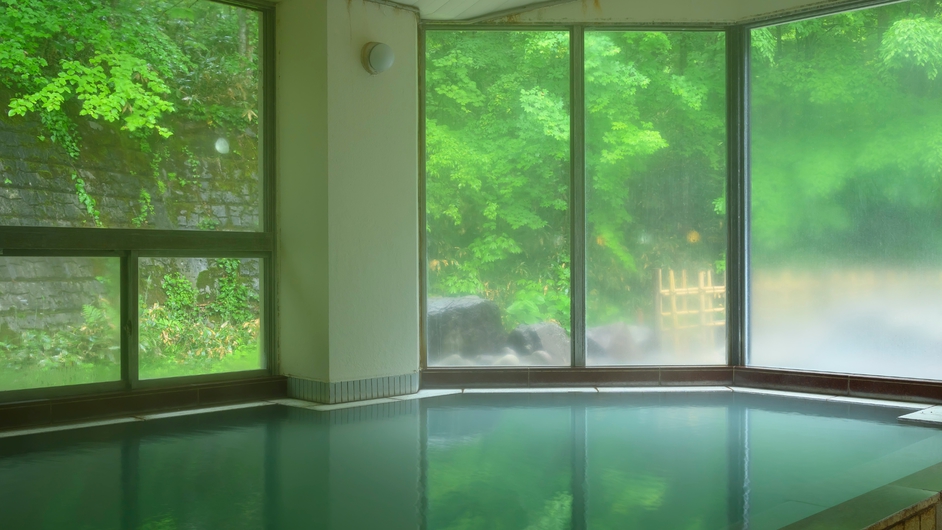 大きく開放的な窓から、蔵王の自然を眺める大浴場。
