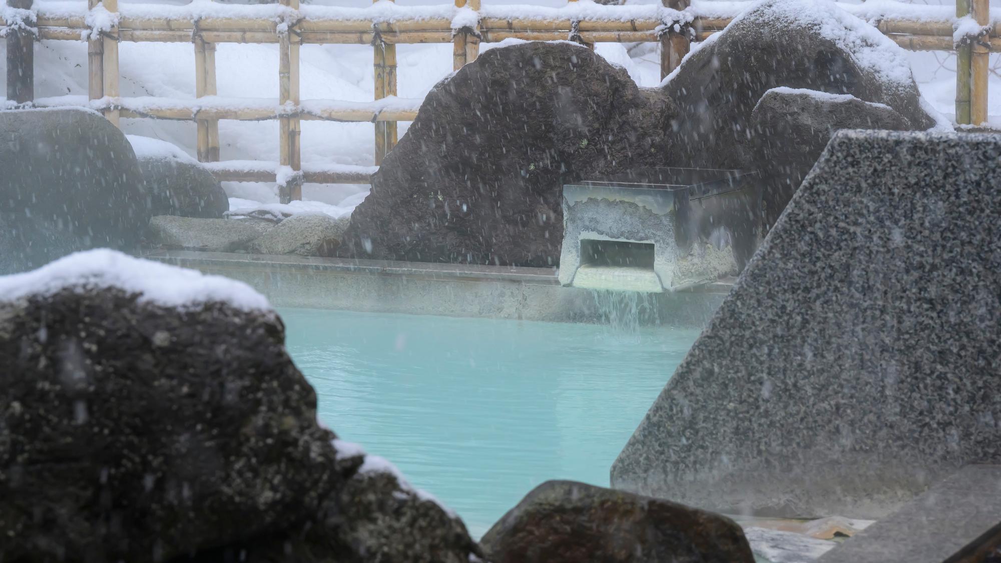 冬季の露天風呂。雪見風呂の風情をお楽しみください。