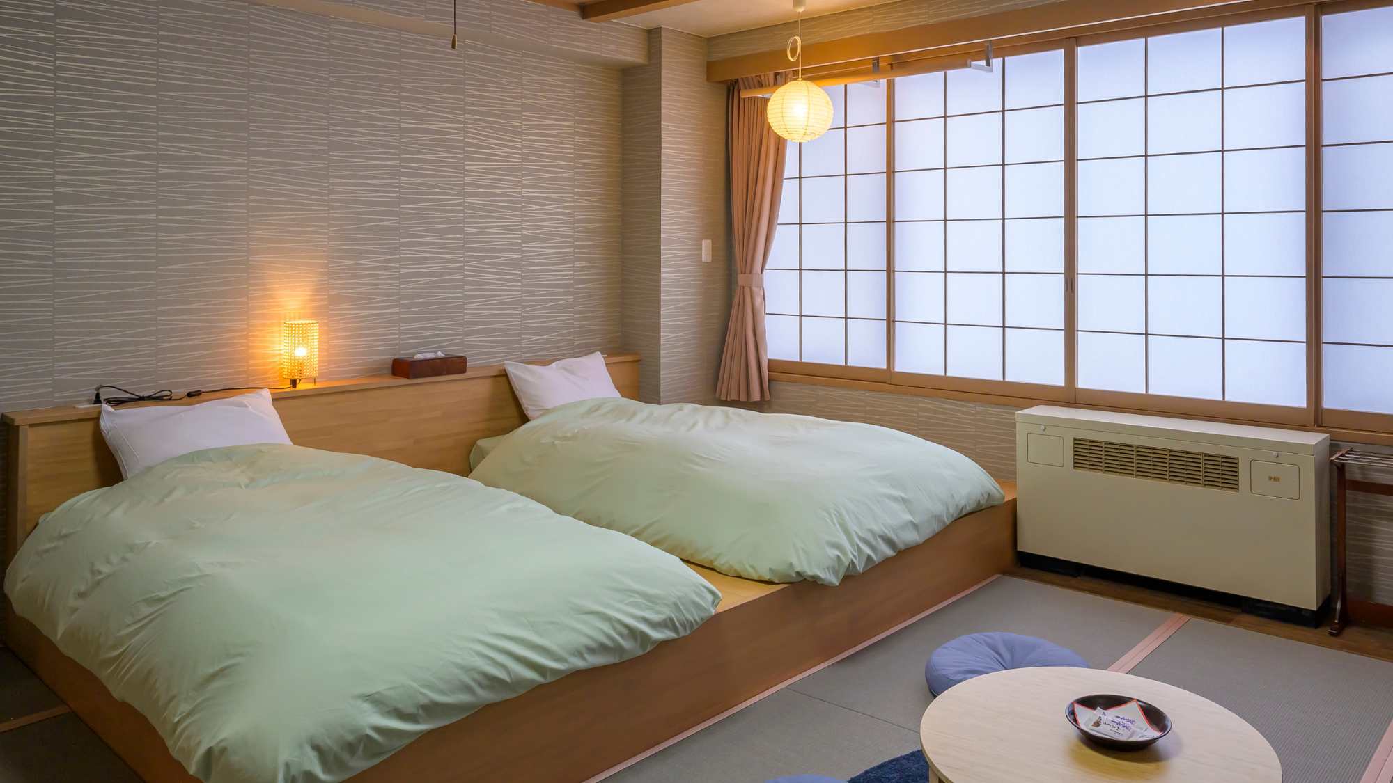 【コンフォート和洋室】2024年春、新登場！畳敷きの和室に、ツインベッドを配した心地よいお部屋です。