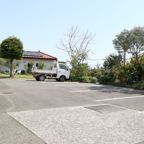 *駐車場／ゆったりとしたスペースで10台駐車可能