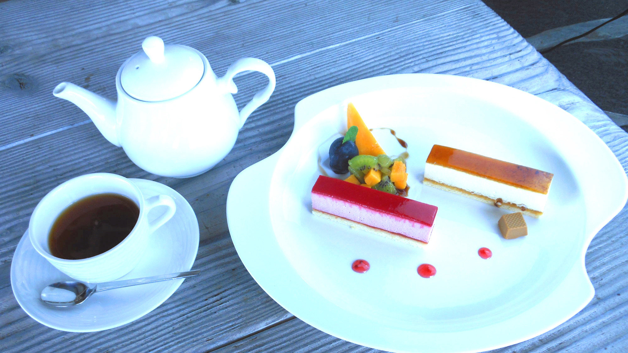 ・花々が咲き誇るガーデンでカフェイメージ