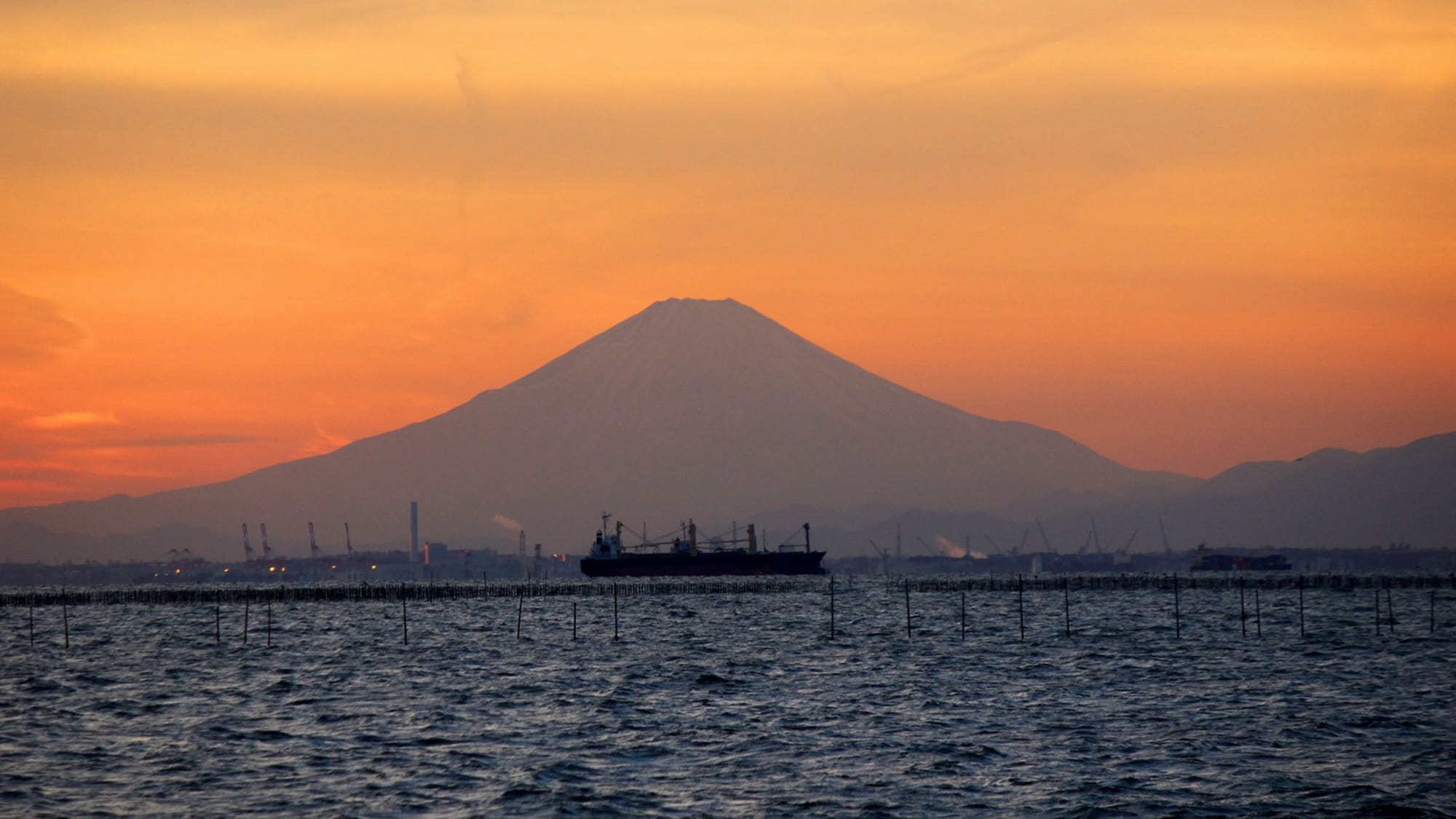 東京湾を行き交う船と富士山