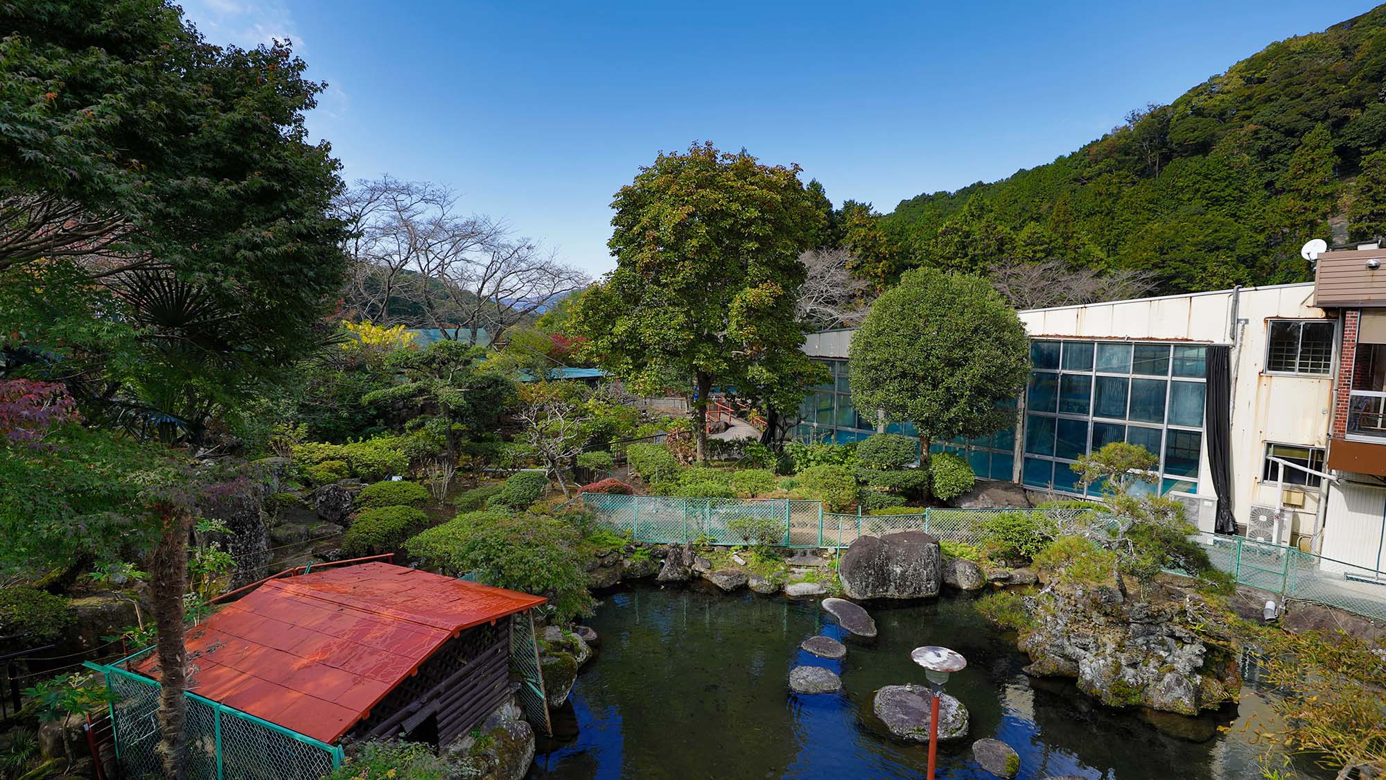 四季折々の自然に彩られる庭園。春には桜、初夏にはホタルとアジサイ、秋には紅葉が楽しめます