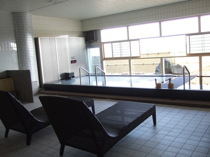 三日月の湯くつろげるように浴室にイスが設置されています