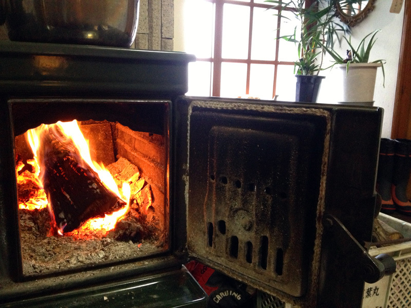 冬場はまきストーブ