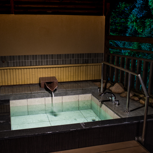 特別室「高 見」の露天風呂