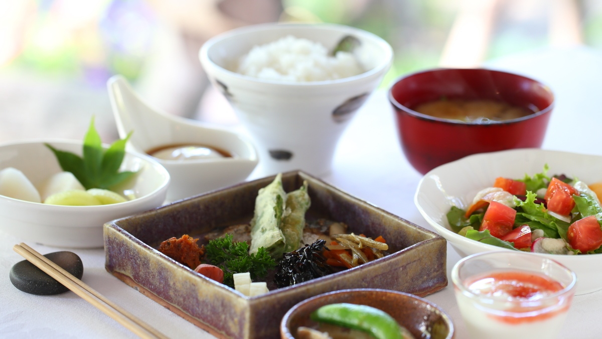 【ご朝食和食一例】地元で採れた新鮮野菜や濃厚で深みのある味わいの卵料理などをご用意しております