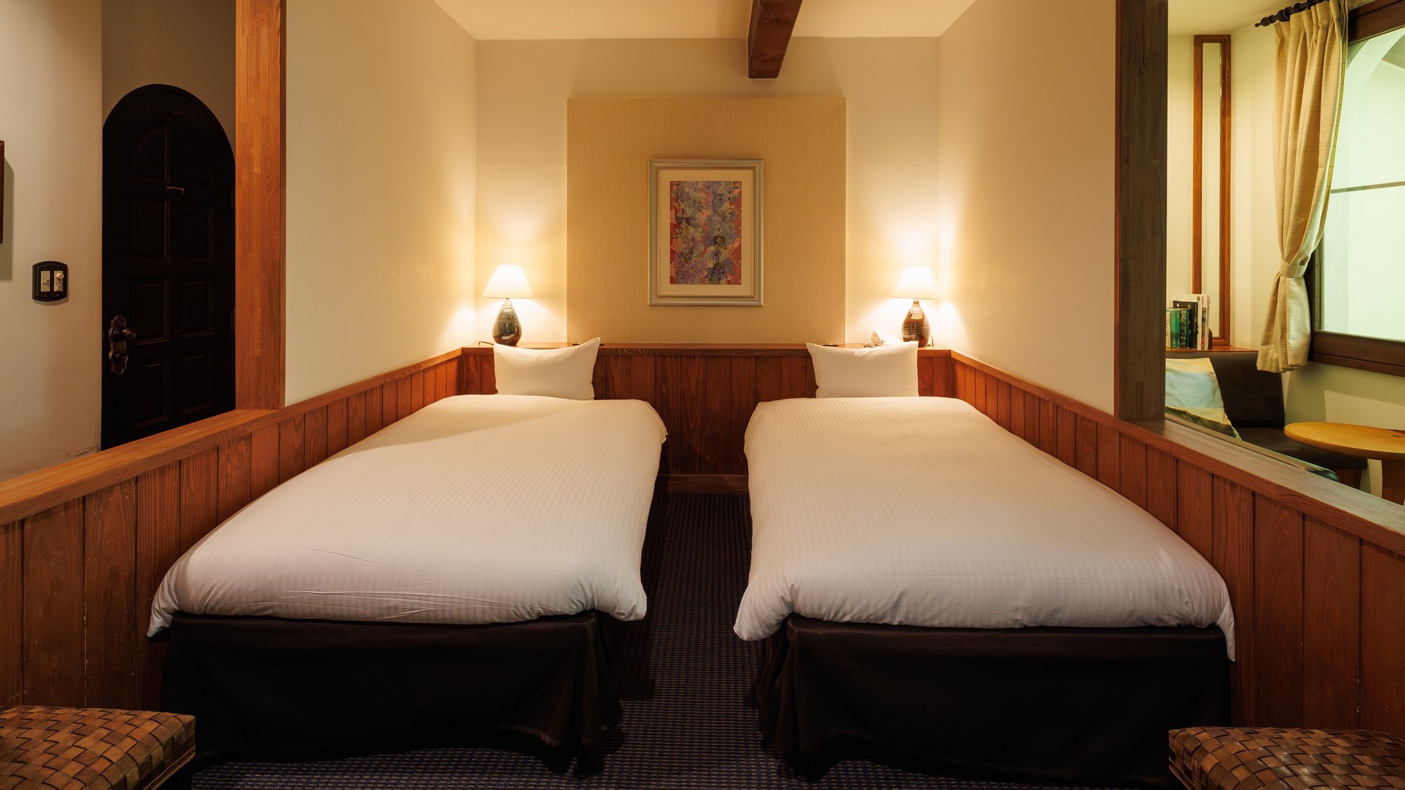 デラックスルームA/カワセミベッドスペースとは別にソファスペースがございます。