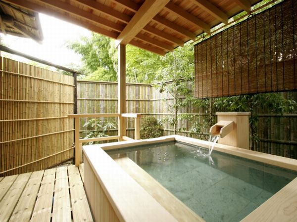 露天風呂付客室『柊』１０畳。露天風呂は温泉です。