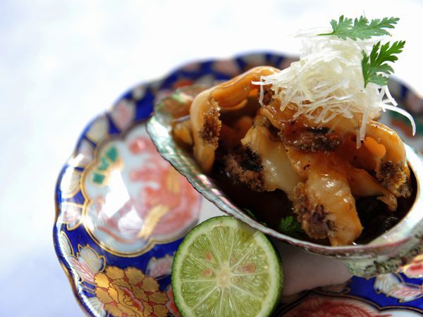 濃厚な肝ソースで仕上げた『あわびのステーキ』