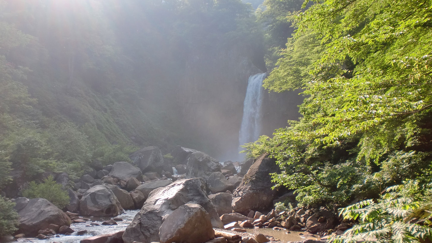 *【周辺/苗名滝】日本の滝百選にも選ばれている苗名滝では迫力満点の水しぶきを見ることができます。