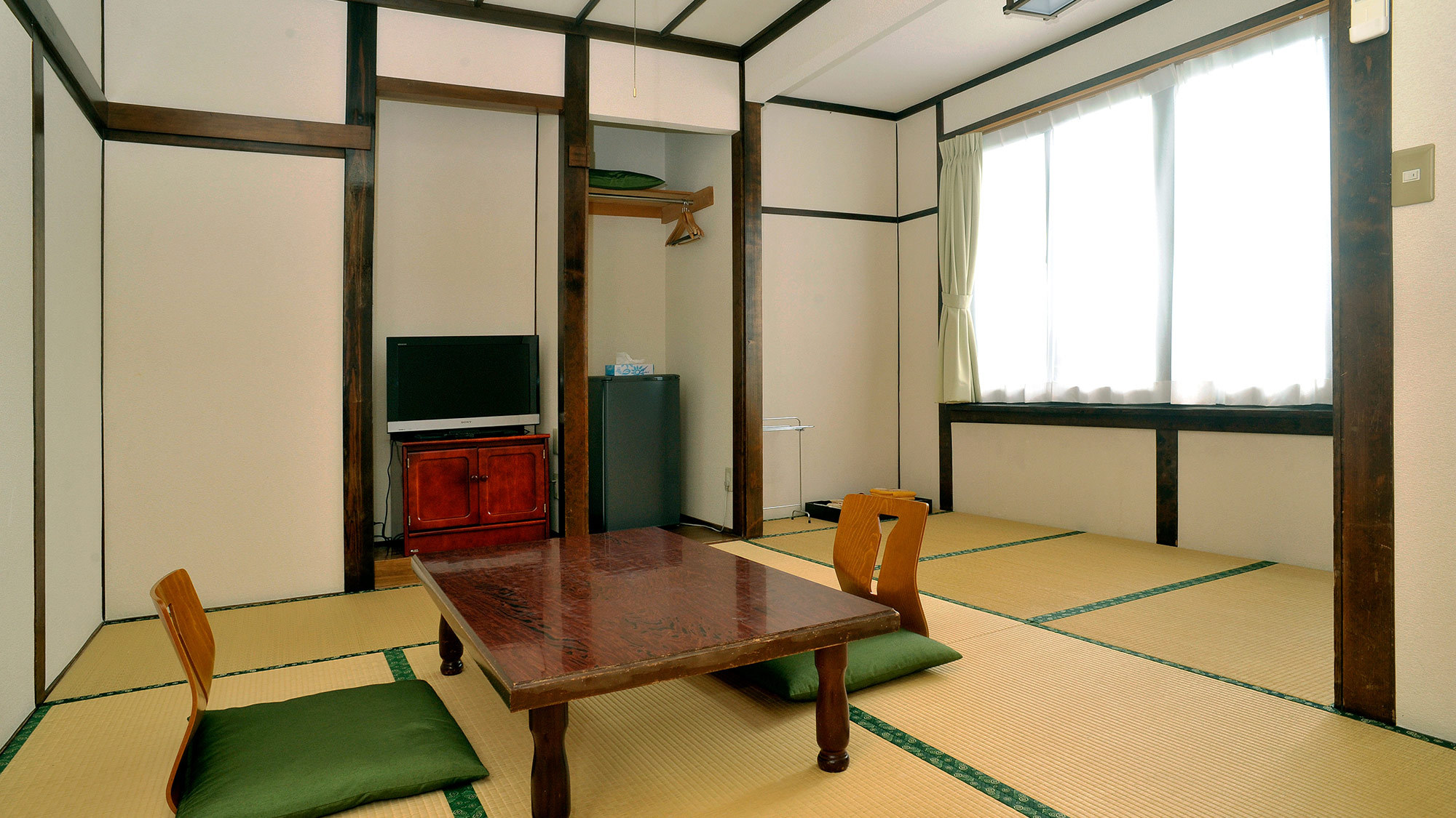 ・和室８畳 （206号室）大きな窓から心地よい川風が入ります