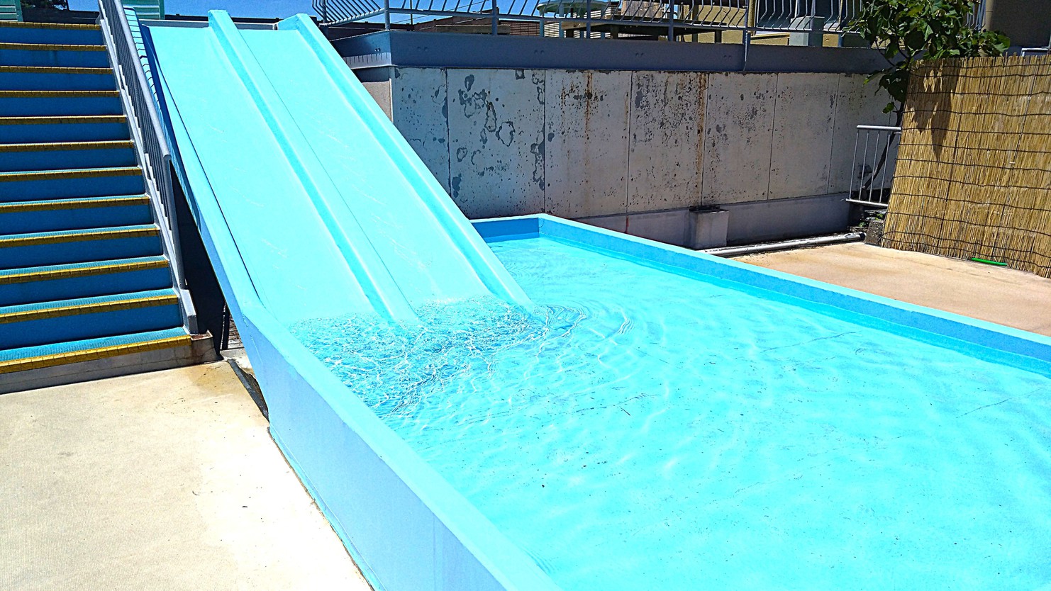 【屋外プール】滑り台＜2025年度の営業は終了いたしました＞