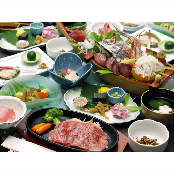 伊豆牛ステーキと舟盛りの-山城-プランのお料理イメージです。