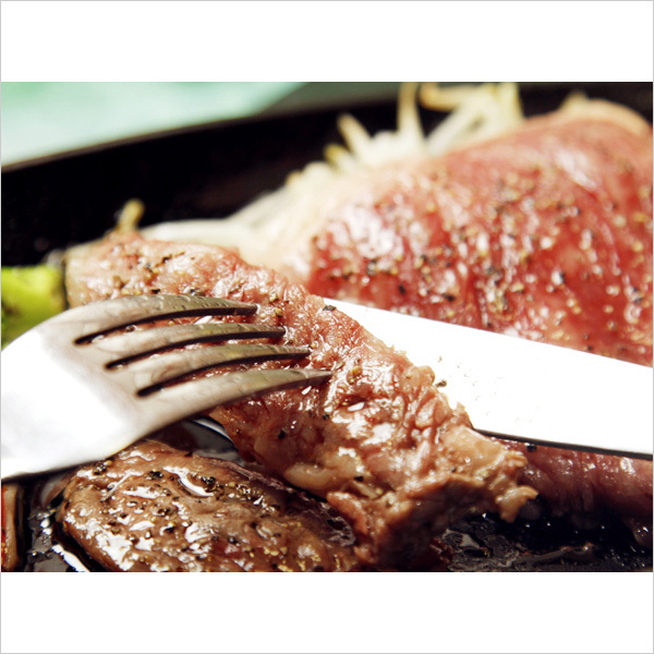 低脂肪でで、あっさりと柔らかい肉質の伊豆牛、本当の赤身の旨みを味わって見て下さい。