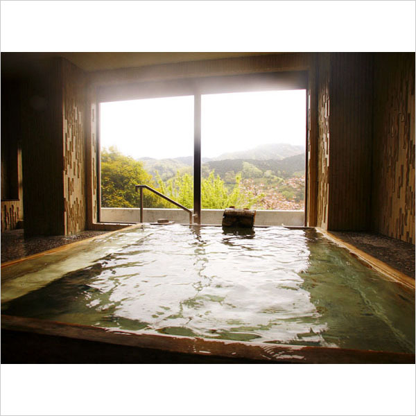 湯河原の景色と、古代檜の香りを楽しめる檜風呂です。