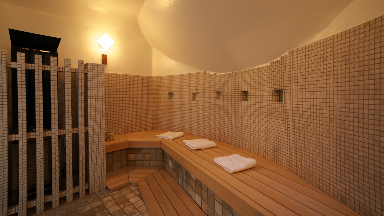 *釜風呂／大浴場に併設の入りやすい室温（60度）と適度な湿度（50％）の低温サウナ