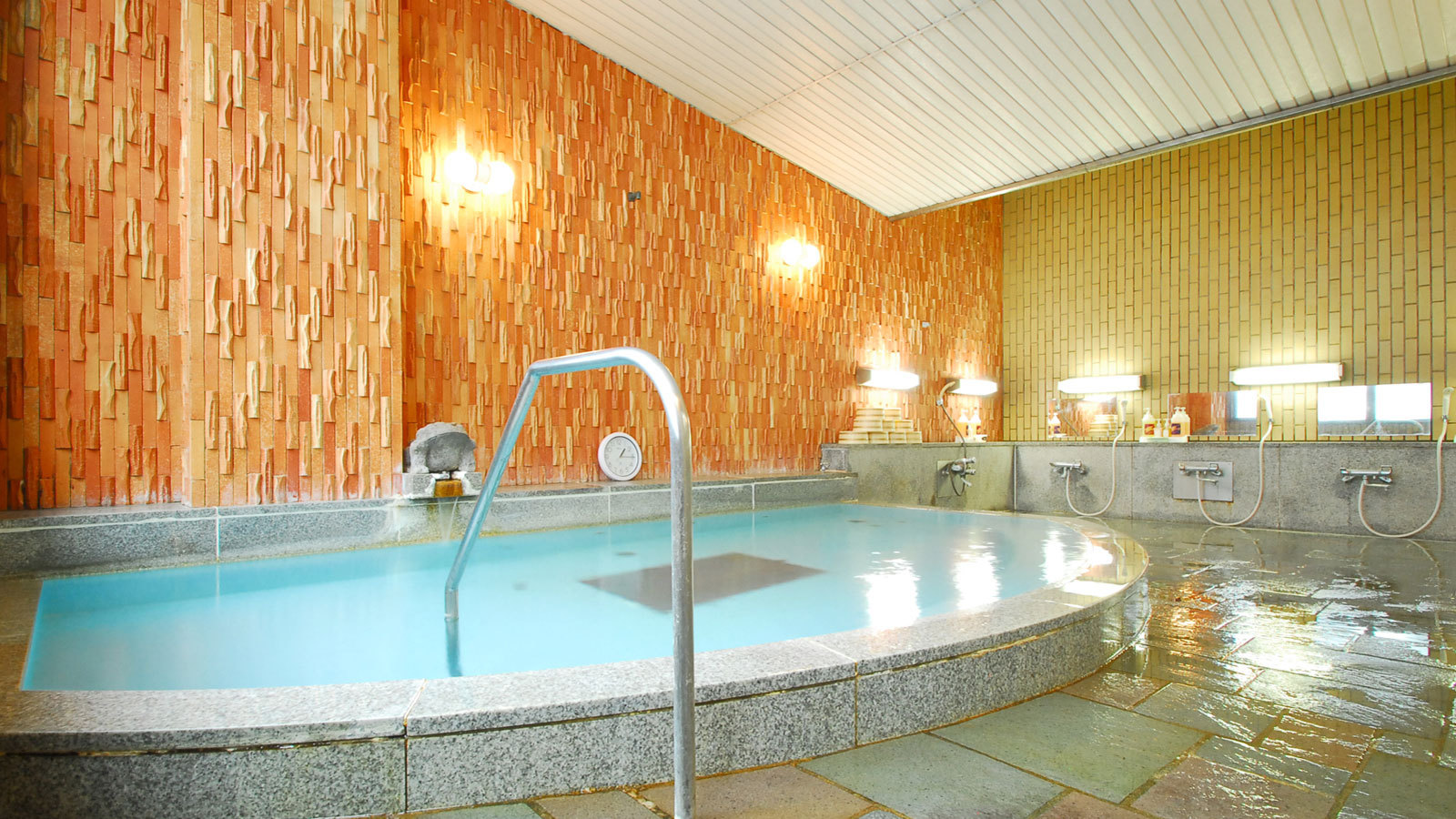 *大浴場とても柔らかい、からだの芯まで温まる効能豊かな鹿教湯温泉をご堪能下さい。
