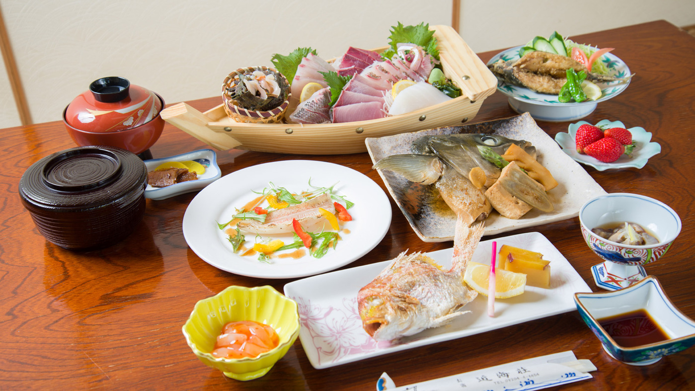 *お夕食一例/近海で水揚げされた新鮮な海の幸を中心とした会席料理が食卓を彩ります。