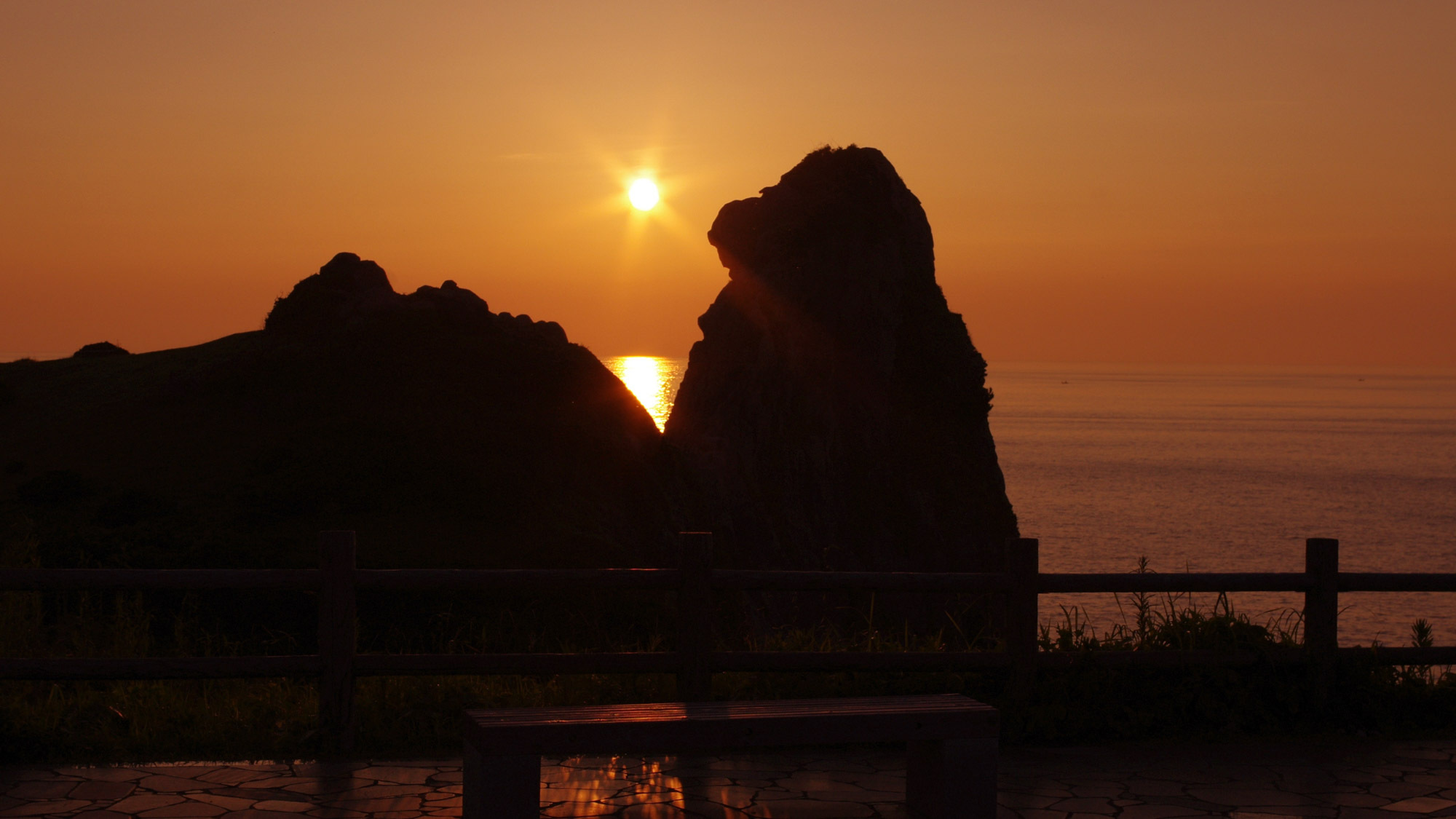 *【猿岩】高さ45ｍの巨大な猿のユニークな形はもちろん、岩越に見える美しい夕陽の絶景も注目。