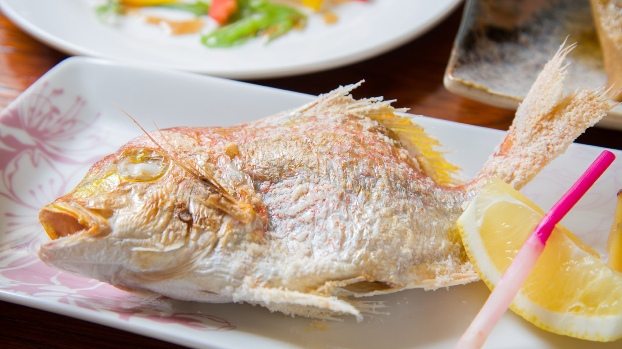 *お夕食一例（焼き魚）/近海で水揚げされた新鮮な海の幸をシンプルに塩焼きに。レモンをキュッと絞って。