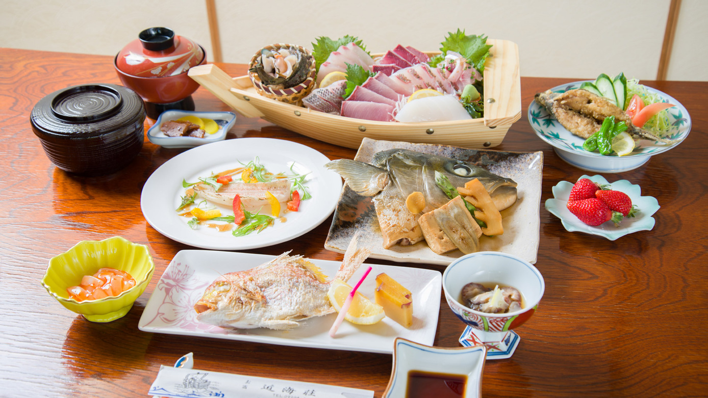 *お夕食一例/近海で水揚げされた新鮮な海の幸を中心とした会席料理が食卓を彩ります。