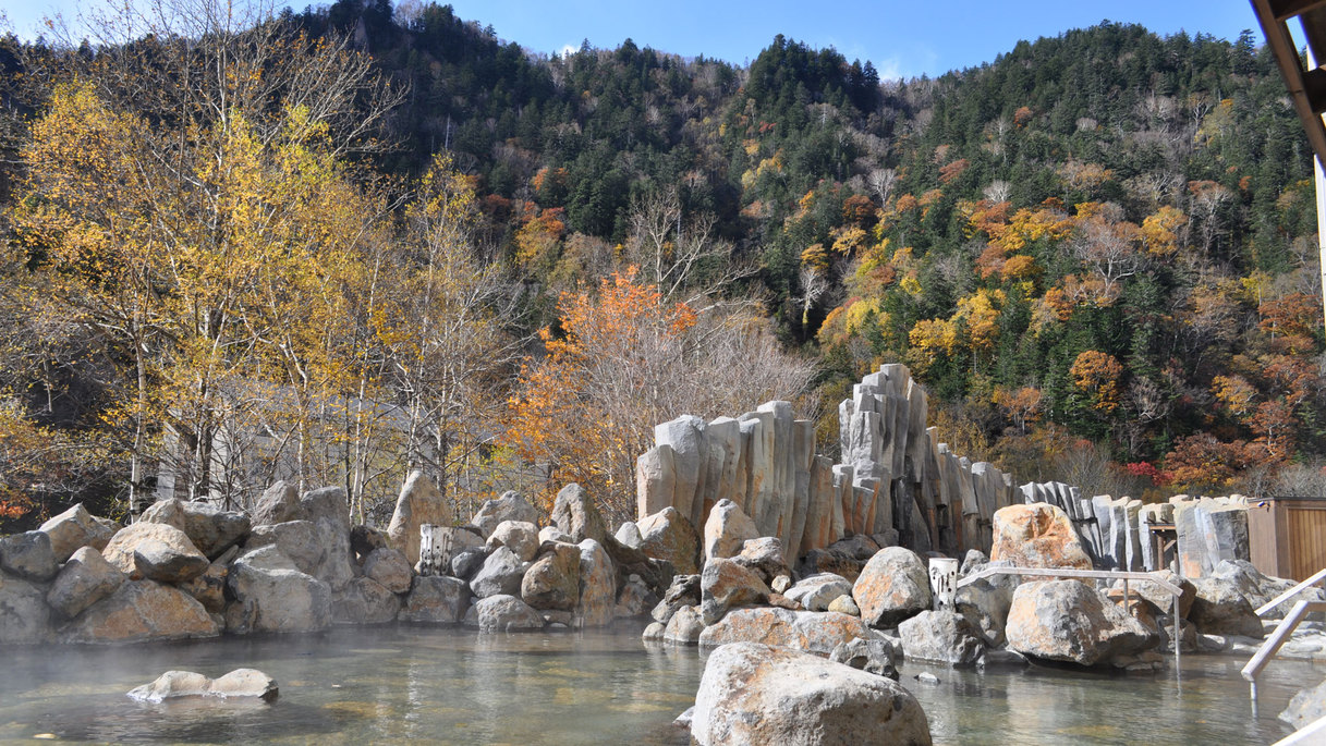 峡谷大露天風呂「宇旅璃」（秋）／露天風呂で紅葉を満喫。（一例）