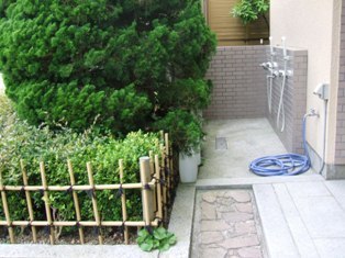 庭の一画にある温水シャワー
