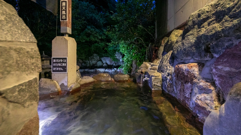 心地よい風を肌に感じながら、源泉かけ流しの露天風呂をお愉しみください