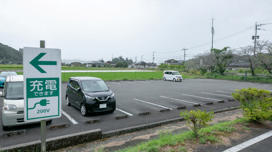 【駐車場】100台収容可能の広い駐車場をご利用いただけます。