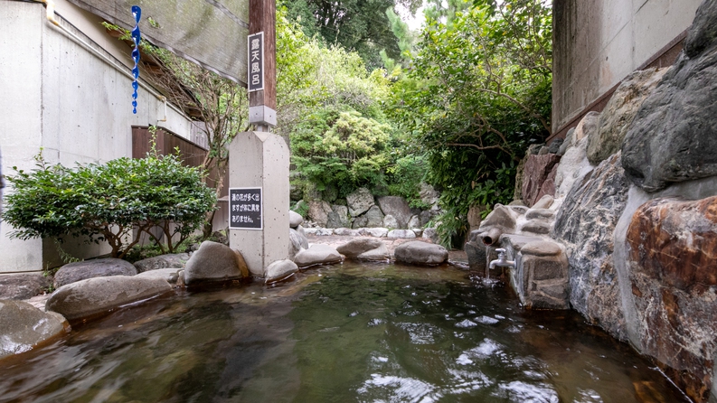 【露天風呂付客室】情緒ある岩風呂で、時間を気にせず湯浴みをお愉しみください。