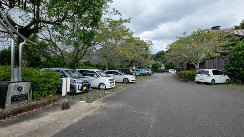 【駐車場】ご宿泊のお客様は一番奥にございます「宿泊専用駐車場」にお停めください