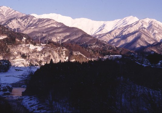 諏訪峡大橋から雪の谷川岳