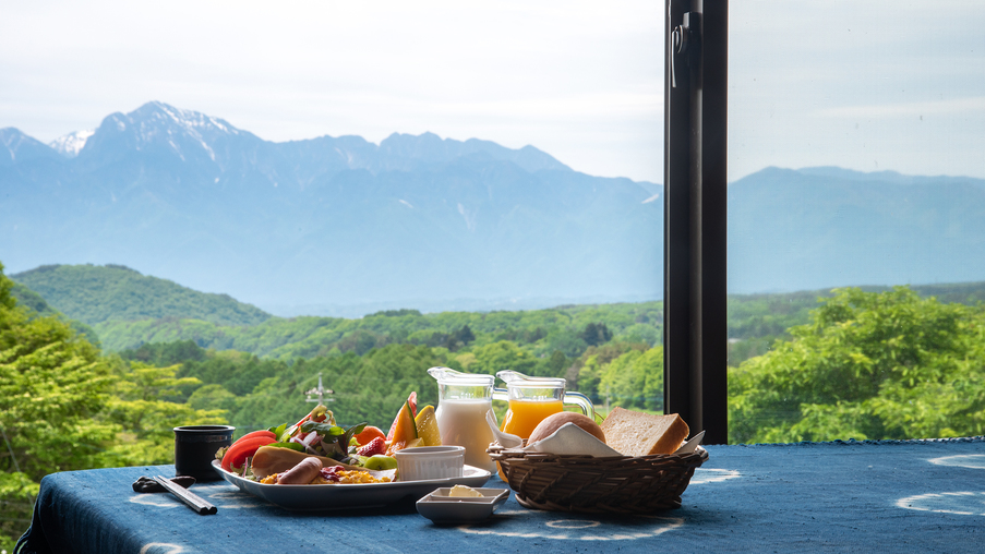 *【朝食例】朝食会場の囲炉裏レストランからは、晴れた日には南アルプスの山々が臨めます。