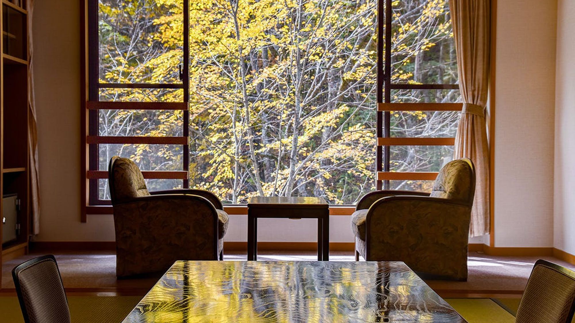 【本館和室一例】渓流の音と楽しむ窓いっぱいの秋景色