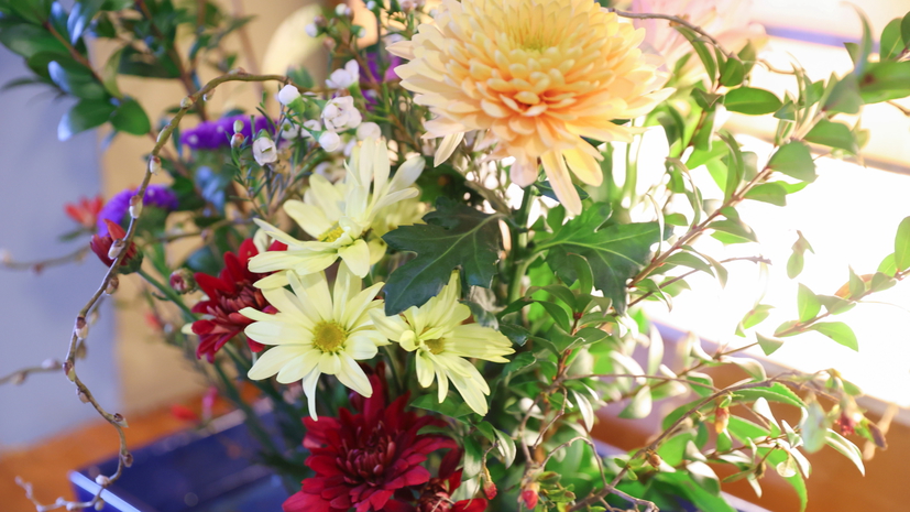 スタッフお手製の生け花でお迎えしております