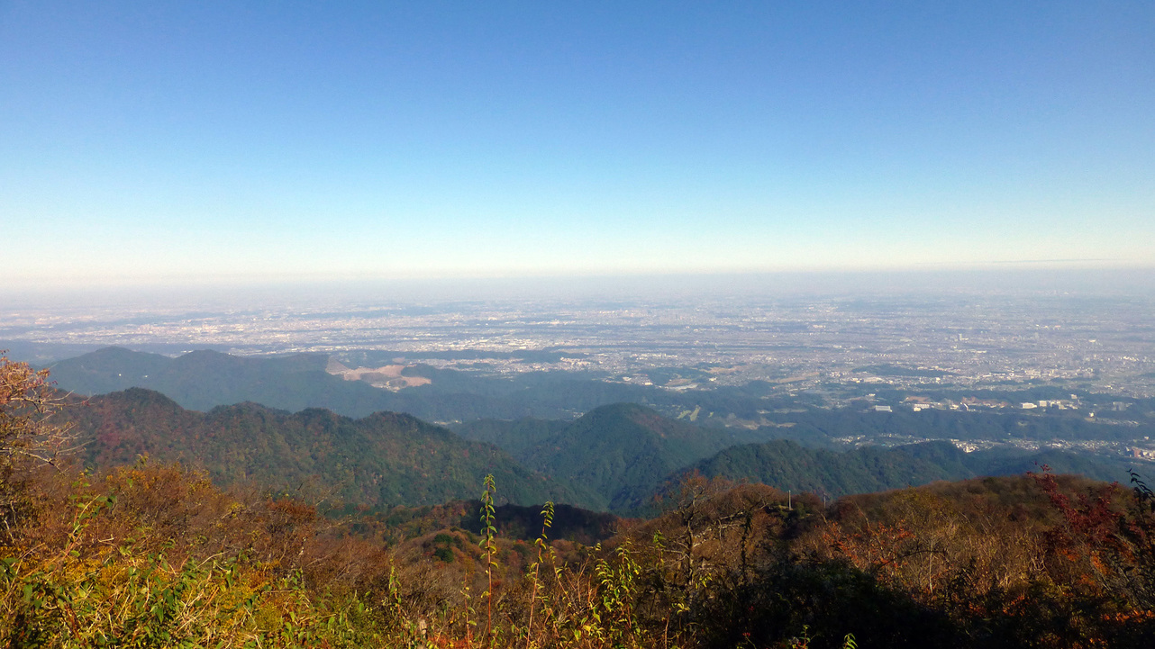  *【大山山頂からの景色／一例】天気が良ければ遠くに相模湾や横浜も望めます。