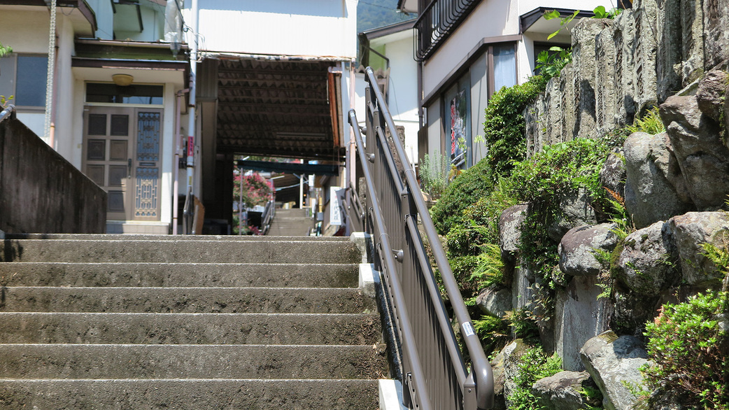 *【周辺情報】こま参道には約360段もの階段があります。土産屋を見ながら、楽しく登れます♪