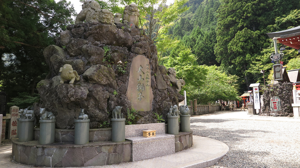 *【周辺情報】大山阿夫利神社（下社）。日本三大獅子山として獅子（狛犬）の像が奉納されています。