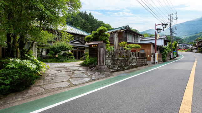 【外観】バス停「大山駅」は当館目の前、人気のみやげ店は徒歩1分とアクセス抜群。