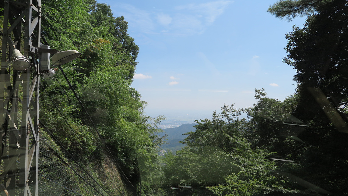 *【周辺情報】ケーブルーカーからの眺め。緑の豊かな大山、遠くには相模平野が見渡せます。