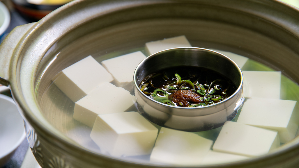 【朝食一例】湯豆腐／地元の名物・大山とうふを最も美味しく味わえる食べ方でどうぞ。