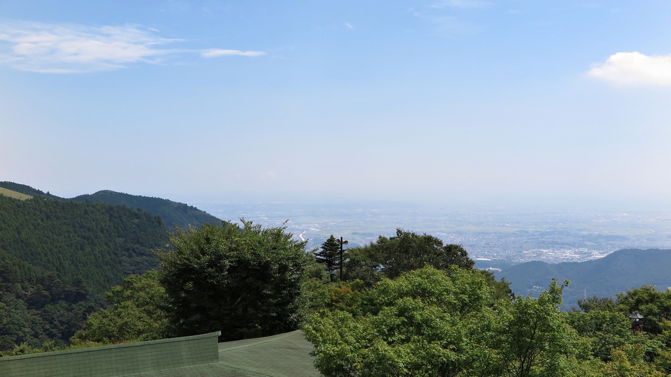 *【周辺/大山】空気の澄んだ日には相模湾に浮かぶ江ノ島や房総半島を一望することができます。