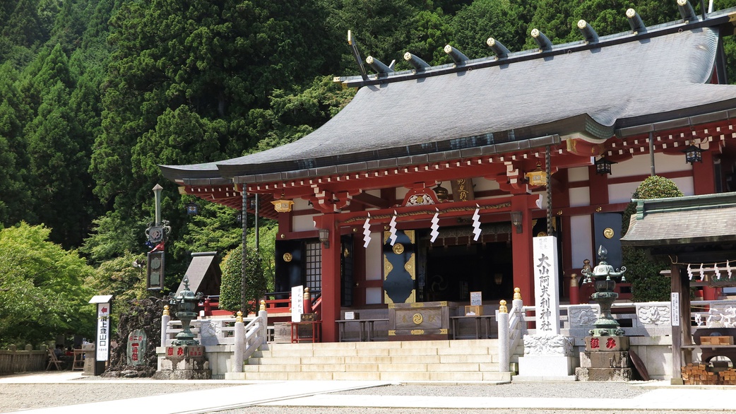 *【周辺情報】大山阿夫利神社（下社）。古くから山の神・水の神として崇められてきた信仰の中心地です。