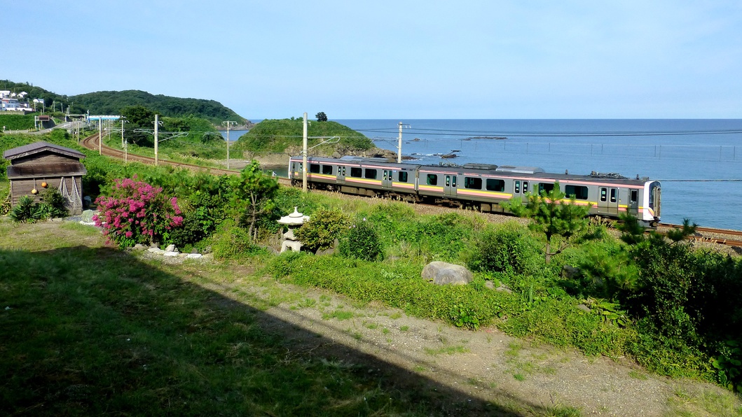*［別館からの眺め］時刻表をチェックして、JR信越本線の電車を眺めるのも楽しみの一つです。
