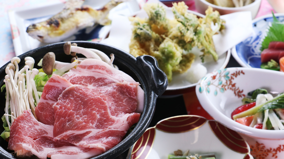 【ご夕食一例】色とりどりの和食膳は厳選された旬の食材を使用しています。